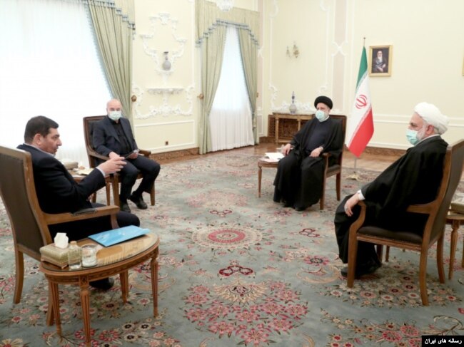 حضور محمد مخبر در جلسه سران قوا