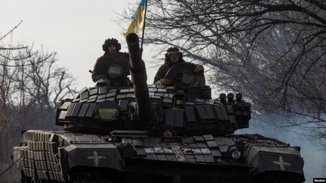 Militares ucranianos viajan sobre un tanque cerca de la ciudad de Bakhmut, en la región oriental de Donetsk, en Ucrania, el 20 de enero de 2023, en medio de la invasión de Rusia a su vecino.