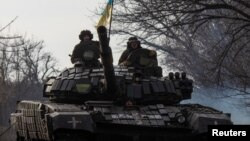 Militares ucranianos viajan sobre un tanque cerca de la ciudad de Bakhmut, en la región oriental de Donetsk, en Ucrania, el 20 de enero de 2023, en medio de la invasión de Rusia a su vecino.