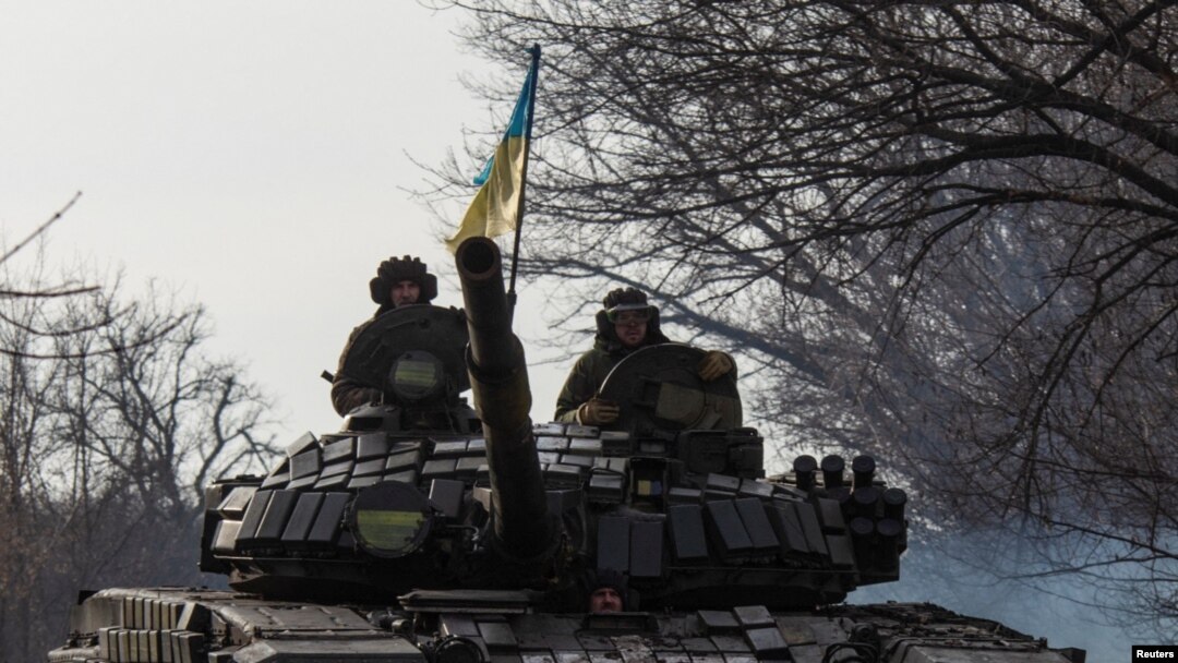 Pasukan Ukraina menaiki tank di dekat area garis depan pertempuran di Bakhmut, Donbas, Ukraina, pada 20 Januari 2023. (Foto: Reuters/Oleksandr Ratushniak)
