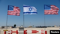 В июле 2022 года флаги США были установлены в аэропорту имени Бен-Гуриона накануне прибытия в Израиль президента Джо Байдена. 