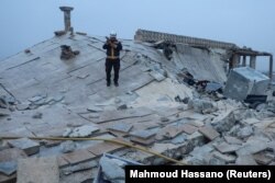 Seorang penyelamat bekerja di lokasi bangunan yang rusak akibat gempa bumi di Azaz yang dikuasai pemberontak, Suriah, 6 Februari 2023. (Foto: REUTERS/Mahmoud Hassano)