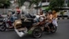 Becak berisi barang bekas yang akan dijual ke pasar loak di Surabaya, 1 Februari 2023. (Foto: JUNI KRISWANTO/AFP)