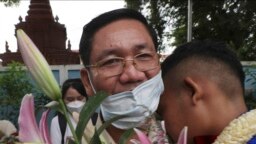 Thach Setha, wakil presiden Partai Cahaya Lilin yang merupakan oposisi utama pemerintah yang berkuasa, di depan penjara Prey Sar di pinggiran kota Phnom Penh, Kamboja, pada 10 November 2021. (Heng Sinith/AP)