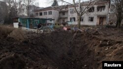 Rusiyanın raket zərbəsi nəticəsində zədələnmiş uşaq bağçasının qarşısındakı krater, Kramatorsk, Ukrayna, 20 yanvar 2023-cü il.