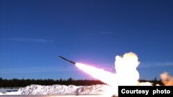 赛博集团的照片显示远程精确打击火箭弹“陆射小直径炸弹”(GLSDB)。