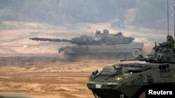 Танки Leopard 2 під час навчань у Латвії, 29 вересня 2022. REUTERS/Ints Kalnins