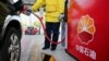 FILE: Seorang petugas mengisi bensin ke mobil pelanggan di pompa bensin PetroChina di Nantong, provinsi Jiangsu, China, 28 Maret 2018. (Stringer/REUTERS)