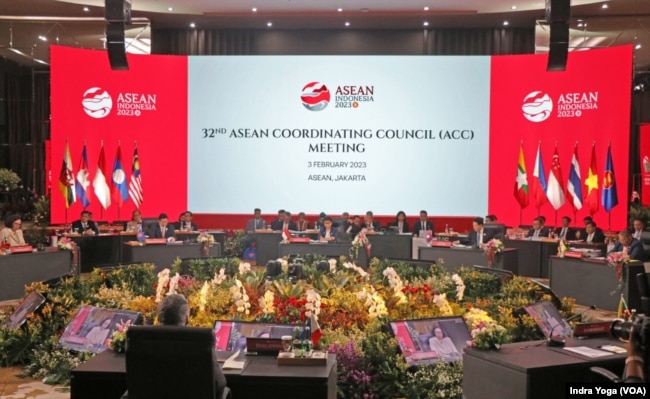 Pembukaan 32nd ASEAN Coordinating Council Meeting, Jumat (3/2) di Sekretariat ASEAN, Jakarta. (VOA/Indra Yoga)