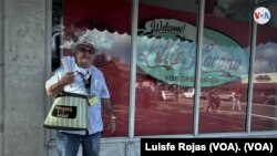 Francisco Casaña, cubano elaborador y vendedor de maní tostado que por más de dos décadas, ofrece su producto en el barrio de La Pequeña Habana, en Miami, EEUU. Foto: Luis Felipe Rojas, VOA.