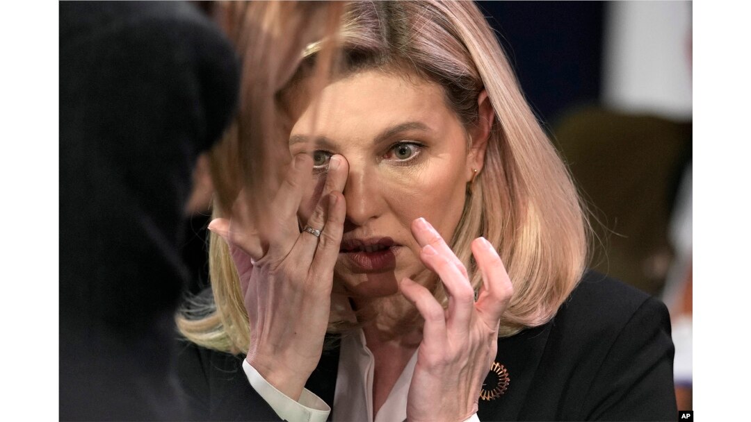 Reakcija Prve dame Ukrajine Olene Zelenske na Svetskom ekonomskom forumu u Davosu, posle vesti o padu helikoptera u Ukrajini, 18. januar 2023. (Foto: AP/Markus Schreiber)