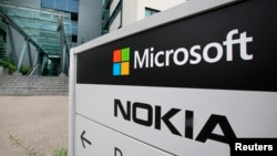 រូបឯកសារ៖ ស្លាកសញ្ញា Microsoft និង Nokia នៅ​តំបន់ Peltola នៃ​ទីក្រុង Oulu ក្នុង​ប្រទេស​ហ្វាំងឡង់ កាលពី​ថ្ងៃទី១៦ ខែ​កក្កដា ឆ្នាំ២០១៤។