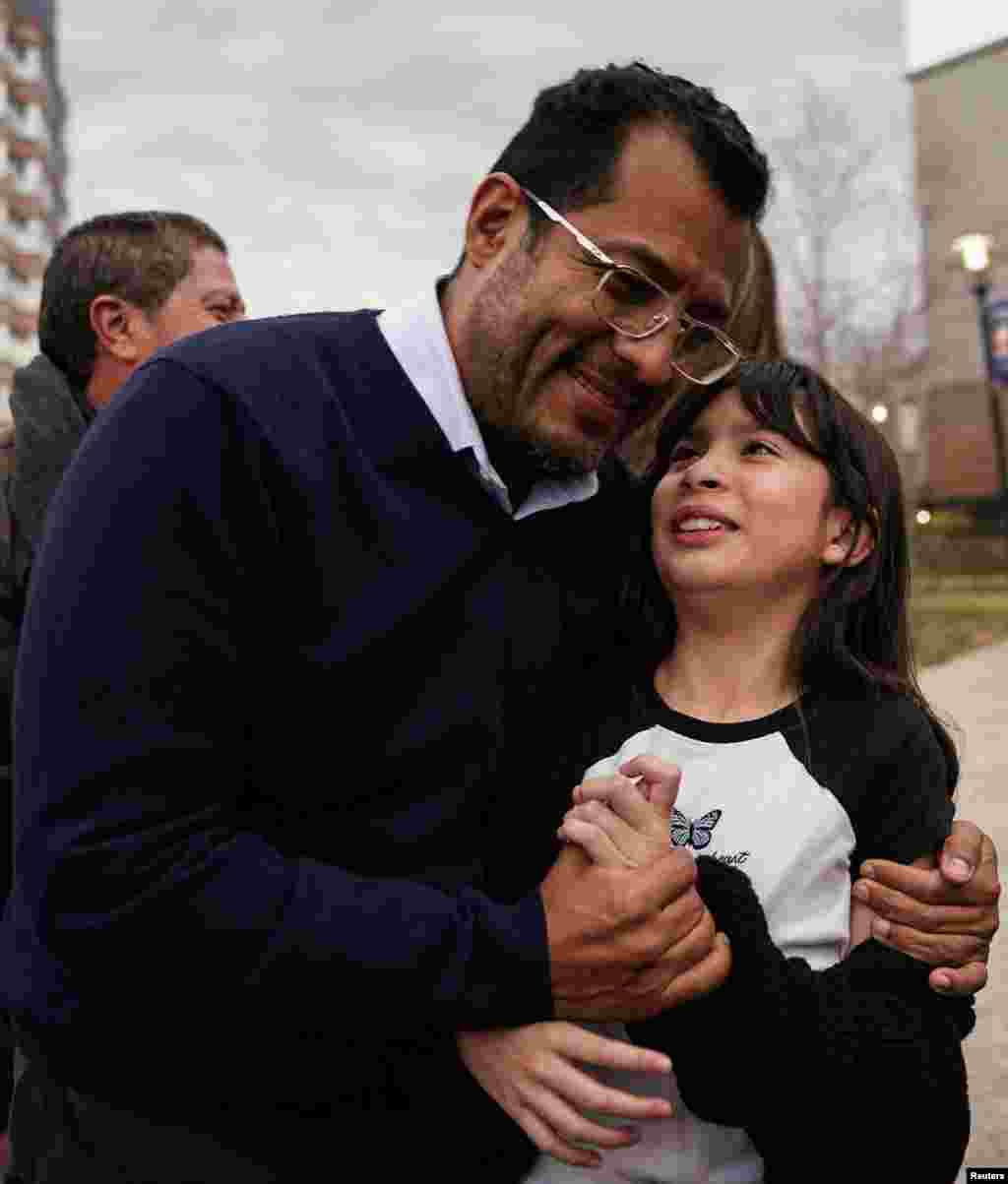 El ex aspirante presidencial nicaragüense abraza a su hija, Alejandra, mientras celebra con simpatizantes fuera de un hotel.