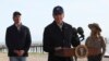 El presidente de EEUU, Joe Biden, en el centro, ofrece comentarios tras visitar con el gobernador de California, Gavin Newsom, un área dañada por la tormenta en el Parque Estatal Seacliff, California, el 19 de enero de 2023.