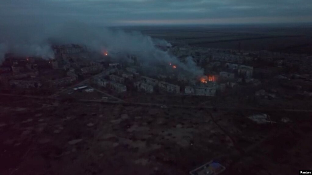 Pamjet ajrore tregojnë qytetin ukrainas Vuhledar pas sulmeve ruse