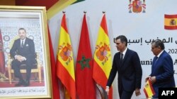 Le Premier ministre marocain Aziz Akhannouch (à dr.) et son homologue espagnol Pedro Sanchez assistent à la 12e session de la réunion de haut niveau Maroc-Espagne, au ministère des Affaires étrangères à Rabat, le 2 février 2023.