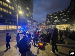 Personil darurat tiba di luar stasiun metro dekat markas Uni Eropa di Brussel, Senin, 30 Januari 2023, seusai insiden serangan dengan pisau di sekitar markas Uni Eropa di Brussel. Satu orang dilaporkan terluka dalam insiden ini. (Jack Parrock via AP)