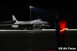 미 태평양공군사령부는 사우스다코타주 엘스워스 공군기지의 제34 원정폭격비행대대 소속 B-1B 전략폭격기가 괌 앤더슨 공군기지에 도착했다며 3일 사진을 공개했다.