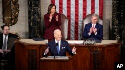 Prezidan Joe Biden pwononse diskou sou Eta Inyon an devan yon sesyon konjwen Kongre Etazini nan Washington, 7 Fevriye 2023. 
