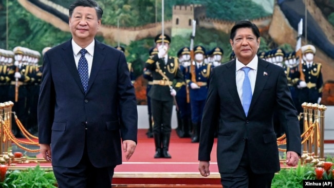 中国领导人习近平在北京人大会堂欢迎到访的菲律宾总统小马科斯。（2023年1月4日）