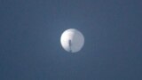 Ảnh chụp khinh khí cầu nghi của Trung Quốc bay trên bầu trời bang Montana, Mỹ, 1/2/2023. (Chase Doak/Reuters)