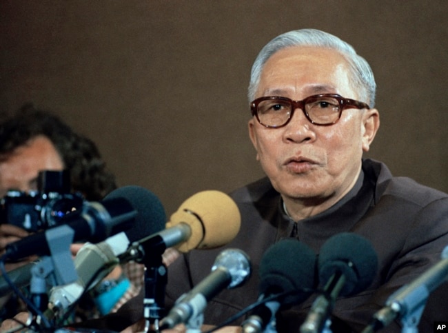 Lê Đức Thọ phát biểu trong cuộc họp báo tại Trung tâm Hội nghị Quốc tế Paris, ở Paris, Pháp, ngày 13 tháng 6 năm 1973.