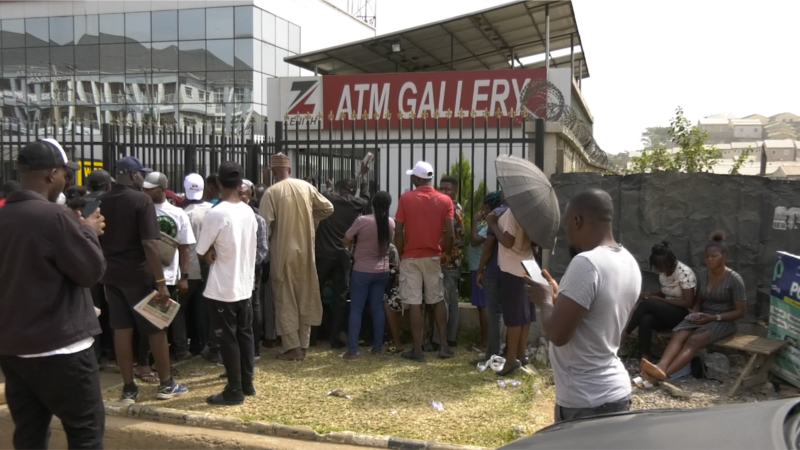 Nouveaux billets de naira: la tension monte au Nigeria, pénuries tous azimuts