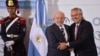 El presidente de Brasil, Luiz Inácio Lula da Silva, saluda al entonces presidente de Argentina, Alberto Fernández, en la cumbre de la CELAC en Buenos Aires, el 24 de enero de 2023.