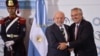 El presidente de Brasil, Luiz Inácio Lula da Silva, en el centro, y el presidente de Argentina, Alberto Fernández, posan para fotos durante la Cumbre de la Comunidad de Estados Latinoamericanos y Caribeños (CELAC) en Buenos Aires, Argentina, el martes 24 de enero de 2023. 