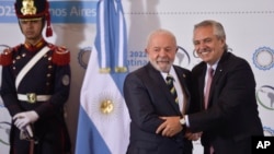 El presidente de Brasil, Luiz Inácio Lula da Silva, en el centro, y el presidente de Argentina, Alberto Fernández, posan para fotos durante la Cumbre de la Comunidad de Estados Latinoamericanos y Caribeños (CELAC) en Buenos Aires, Argentina, el martes 24 de enero de 2023. 