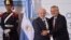 El presidente de Brasil, Luiz Inácio Lula da Silva, saluda al entonces presidente de Argentina, Alberto Fernández, en la cumbre de la CELAC en Buenos Aires, el 24 de enero de 2023.