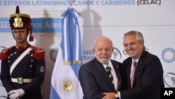 El presidente de Brasil, Luiz Inácio Lula da Silva, en el centro, y el presidente de Argentina, Alberto Fernández, posan para fotos durante la Cumbre de la Comunidad de Estados Latinoamericanos y Caribeños (CELAC) en Buenos Aires, el 24 de enero de 2023. 