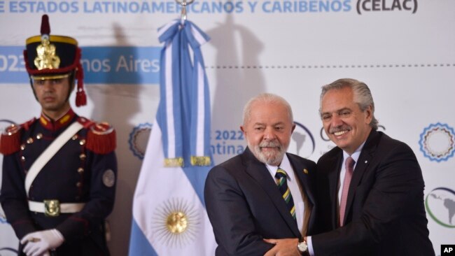 El presidente de Brasil, Luiz Inácio Lula da Silva, en el centro, y el presidente de Argentina, Alberto Fernández, posan para fotos durante la Cumbre de la Comunidad de Estados Latinoamericanos y Caribeños (CELAC) en Buenos Aires, el 24 de enero de 2023. 