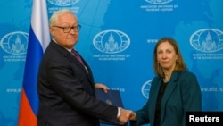 린 트레이시 신임 러시아 주재 미국대사(오른쪽)와 세르게이 랴브코프 러시아 외무차관이 지난달 30일 모스크바에서 만났다.