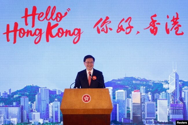 Kepala Eksekutif Hong Kong John Lee dalam peluncuran "Hello Hong Kong" untuk mempromosikan pariwisata kota di Hong Kong, 2 Februari 2023. (REUTERS/Tyrone Siu)