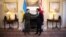 Thủ tướng Anh Rishi Sunak (phải) tiếp Tổng thống Ukrainia Volodymyr Zelenskiy, tại London, ngày 8/2/2023.