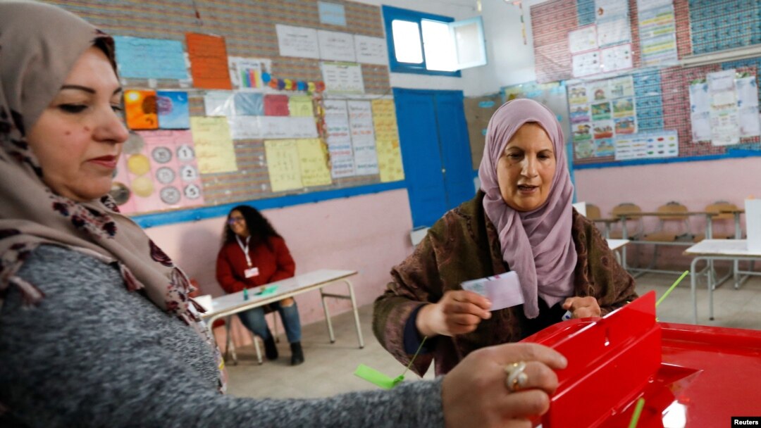 Pemilih Tunisia memberikan suaranya di tempat pemungutan suara selama putaran kedua pemilihan parlemen di Tunis, Minggu, 29 Januari 2023.