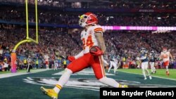 Skyy Moore des Chiefs de Kansas City célèbre après avoir marqué un touchdown contre les Eagles de Philadelphie lors du Super Bowl, la finale de la NFL, à Glendale, Arizona, le 12 février 2023.