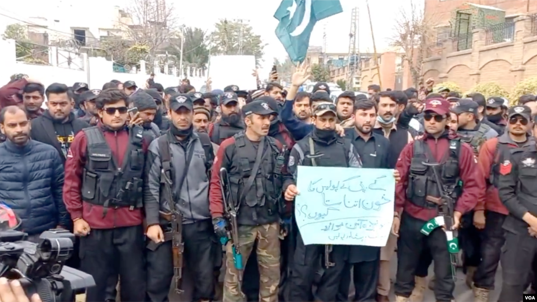 په پېښور کې د اوړمې ورځې په پولیسو د شوي خونړي برید نه وروسته دچهارشنبې په ورځ دخیبر پښتونخوا په سرښار پېښور اؤ نورو سیمو کې پولیس دپاکستان تاریخ کې په وړومبي ځل داحتجاج په توګه سړکونو ته راوتلي دي اؤ ددې پېښې دپلټنو اؤ دامن غوښتنه یې کړې ده