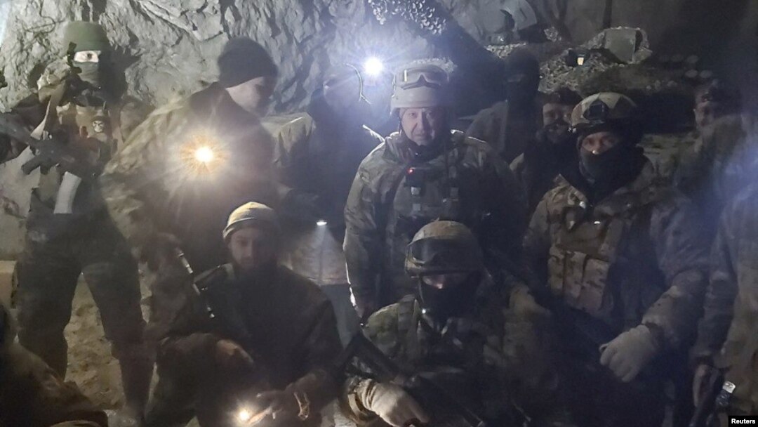Ljudi u vojnim uniformama, za koje se tvrdi da su pripadnici ruske plaćeničke grupe Vagner, i njihov šef Jevgenij Prigožin, poziraju za sliku za koju se veruje da je snimljena u rudniku soli u Soledaru u Donjeckoj oblasti u Ukrajini, 10. januara 2023.