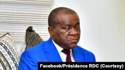 Fortunat Biselele (R) mopesi toli ya lokumu ya pembeni ya mokonzi ya RDC Félix Tshisekedi, na Aqaba, Jordanie, 23 sanza ya misato 2022. (Présidence de la RDC)