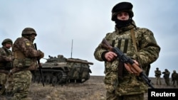 Pasukan Ukraina sedang melakukan latihan militer di wilayah Zaporizhzhia, Ukraina, 23 Januari 2023. (Foto: Reuters)