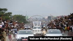 পোপ ফ্রান্সিসকে গণতান্ত্রিক কঙ্গো প্রজাতন্ত্রের কিনশাসায় তার ধর্মীয় যাত্রায় কিনশাসার বাসিন্দারা স্বাগত জানাচ্ছেন। ( ৩১ শে জানুয়ারী, ২০২৩)
