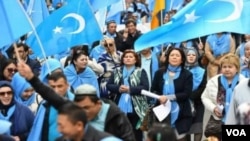 ཕྱི་ལོགས་སུ་གནས་འཁོད་ཡུ་གུར་བའི་ལས་འགུལ།