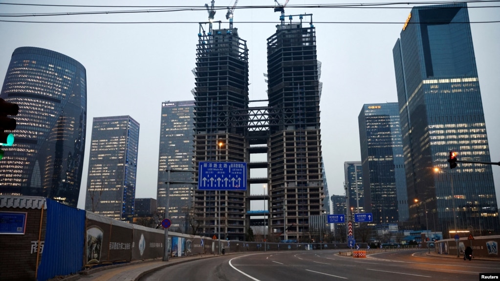 资料照片：北京金融区正在修建的高楼与空荡荡的街道。(2023年1月11日)(photo:VOA)