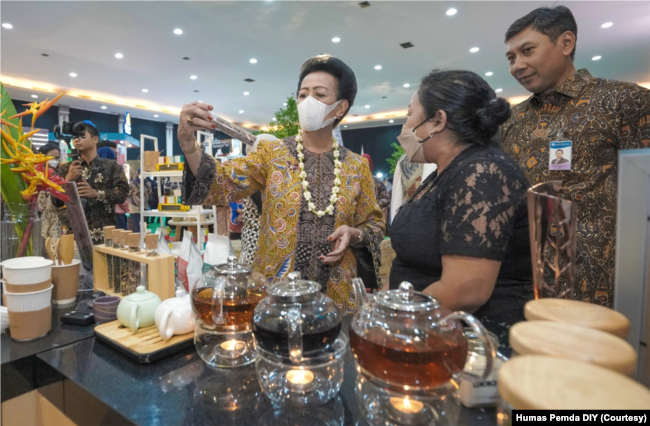 GKR Hemas (memakai masker) melihat produk-produk di pameran yang menjadi bagian penyelenggaraan ATF di Yogyakarta. (Foto: Humas Pemda DIY)