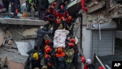 Petugas penyelamat Turki membawa Ergin Guzeloglan, 36, ke ambulans setelah menariknya keluar dari bangunan yang runtuh lima hari setelah gempa bumi di Hatay, Turki selatan, Sabtu, 11 Februari 2023. (Foto: AP)