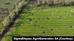 Сліди від мін на полях у Харкіській області. Фото: SigmaBleyzer and AgroGeneration SA