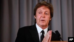 El cantante Paul McCartney habla con los medios sobre su Premio Gershwin de Canción Popular de la Biblioteca del Congreso en Washington, el martes 1 de junio de 2010. (AP Photo/Jacquelyn Martin)