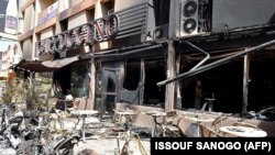 Burkina Faso, danos no Café Cappuccino, em Ouagadougo, após ataque da Al-Qaeda do Magrebe Islâmico (Janeiro 2016, arquivo)